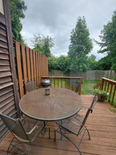 18 Malanga Ct, Scotch Plains NJ  07076-1642 exterior