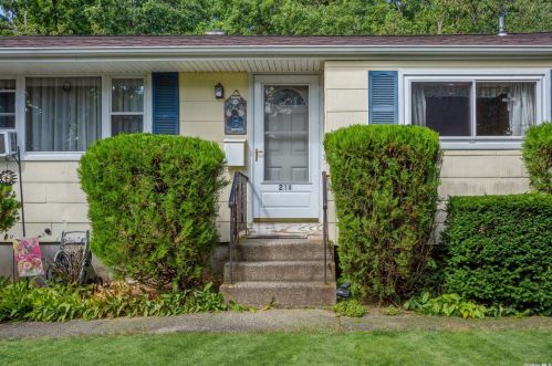 218 Fruitwood Ln, Central Islip, NY 11722-2502