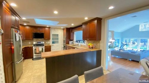 102 Saddle River Rd, Upper Saddle River NJ  07458-3020 exterior