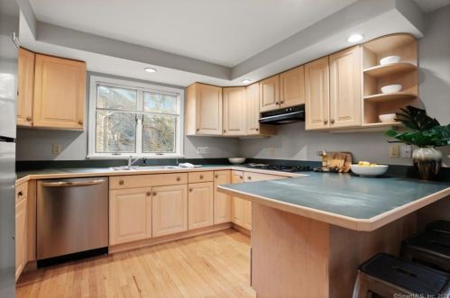 17 Blue Mtn Rdg, Norwalk CT 06851-2901 exterior