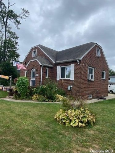 310 Irving St, Central Islip NY 11722-3718 exterior
