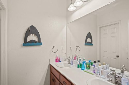 1072 La Paloma St, Turlock CA  95382-0485 exterior