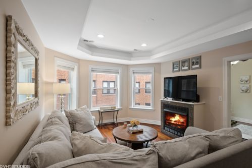 528 Cornelia Ave, Chicago, IL 60657-2742