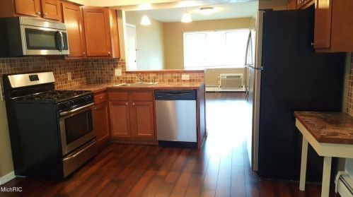 2705 32nd St, Grand Rapids, MI 49512-1756