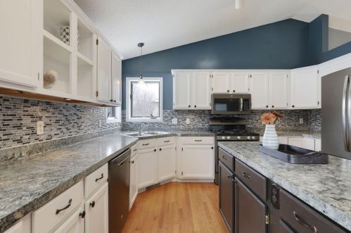 380 Pondview Ln, Chaska, MN 55318-2873