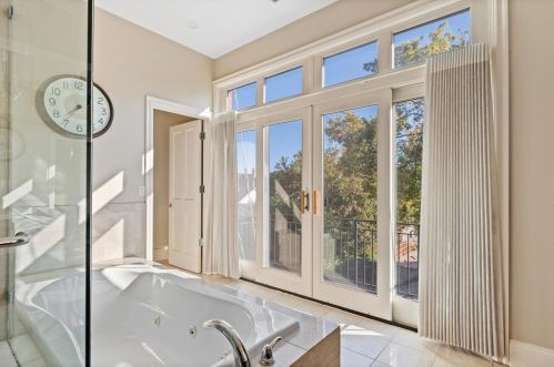 925 Pearson St, Milwaukee WI 53202-1522 exterior