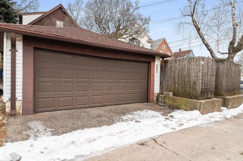 3253 Newhall St, Milwaukee WI 53211-3043 exterior