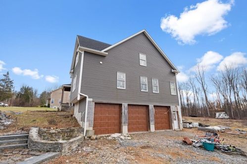 45 Manor Dr, Poughkeepsie, NY 12603-3712