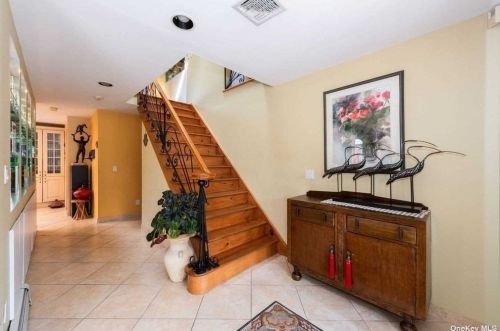 16 Longview Ave, Valley Stream NY  11581-2821 exterior