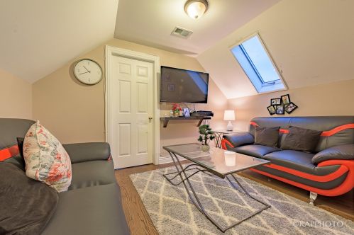 5451 Schubert Ave, Chicago IL 60614-1247 exterior