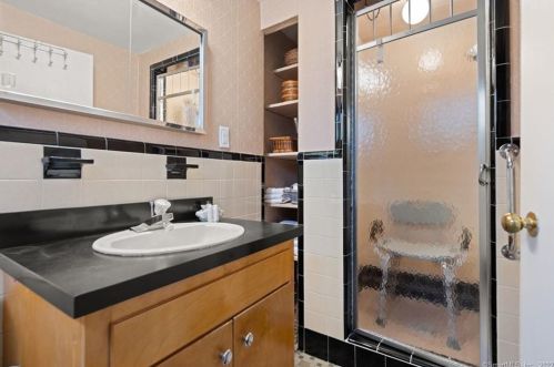 32 Skyline Dr, Farmington CT 06032-2019 exterior