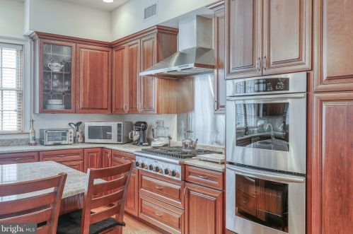 124 Bainbridge St, Philadelphia PA 19147-1866 exterior