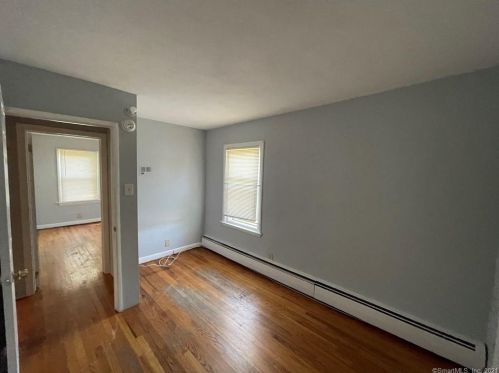 16 Lincoln St, Manchester CT  06040-3906 exterior