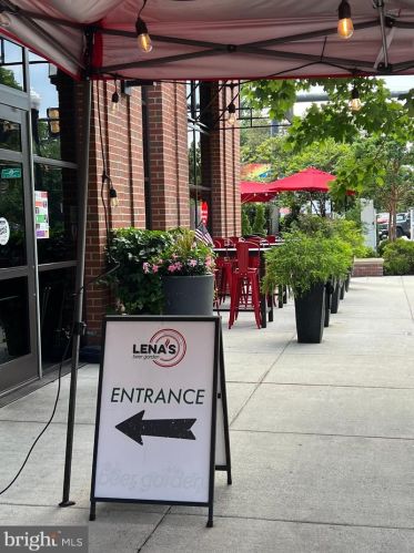 18 Masonic Vw Ave, Alexandria VA 22301-2204 exterior