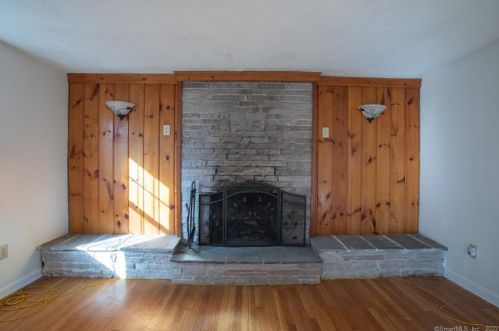 12 Linda Ave, Uncasville CT 06382-1723 exterior