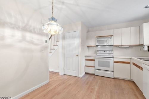 29 Troy Dr, Springfield NJ 07081-2060 exterior