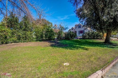 2400 Pacific Dr, Bakersfield CA 93306-4158 exterior