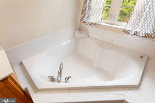 37 Louvain Dr, Hanover PA 17331-8696 exterior