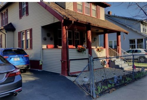 65 Rochelle St, Springfield, MA 01109-3222