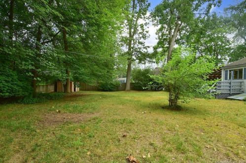 10 Boyle Dr, Enfield, CT 06082-5018