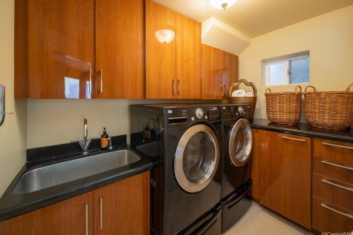 5201 Kuaiwi Pl, Honolulu HI 96821-1560 exterior