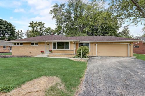 8955 Seneca Rd, Milwaukee, WI 53217-1762