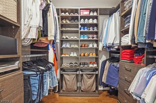 990 Chimney Ridge Dr, Springfield NJ  07081-3702 exterior