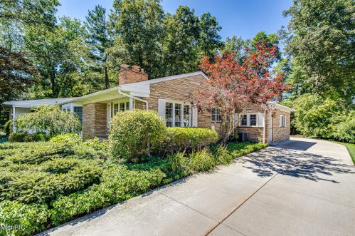 311 Greenbrier Dr, Grand Rapids, MI 49546-2233