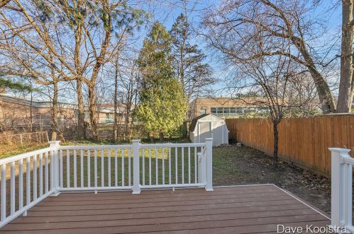 1154 Lakeside Dr, Grand Rapids MI 49503-3812 exterior