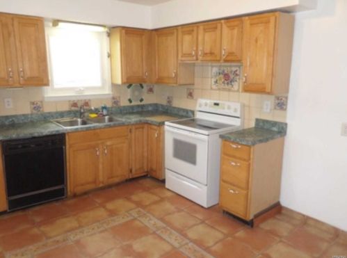 24 Oak Crst Dr, Huntington Station NY 11746-3920 exterior