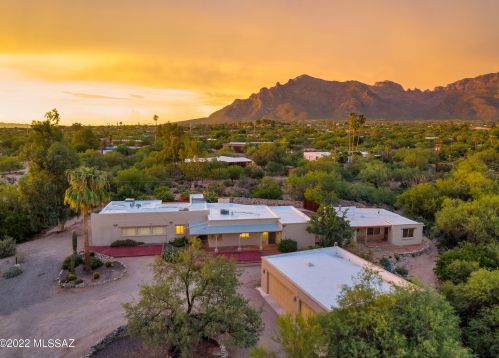 6882 Casas Adobes Dr, Tucson AZ 85704-6126 exterior