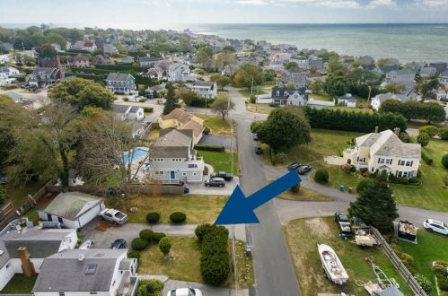 188 Allston Ave, Middletown RI 02842-5804 exterior