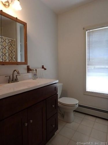 47 Maple St, Manchester CT 06040-5527 exterior