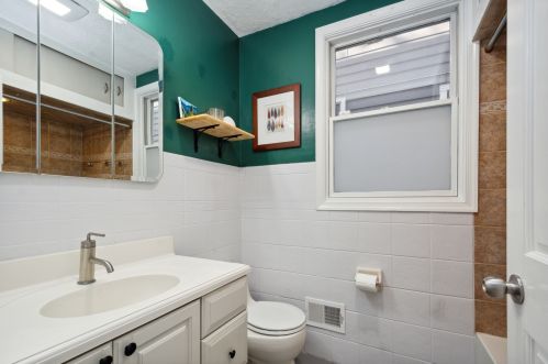 1338 Grace St, Chicago IL  60613-2825 exterior