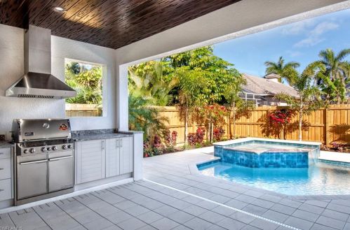 711 102 Ave, Naples FL 34108-3216 exterior