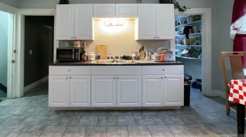 25 Clinton St, Manchester CT  06040-6129 exterior