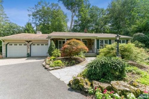 15 Franklin St, Haworth, NJ 07641-1907