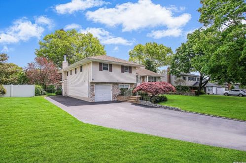 3 Crabapple Ln, Commack, NY 11725-2403