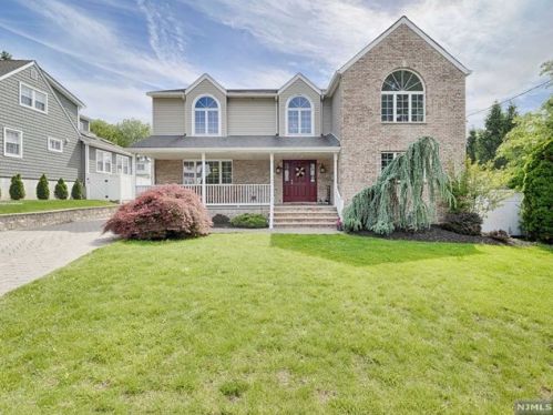 30 Raymond St, Hasbrouck Heights, NJ 07604-1118