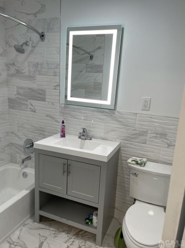 221 College Dr, Edison NJ  08817-5994 exterior