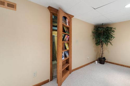 9295 Pearlette Ln, Milwaukee WI 53223-1631 exterior