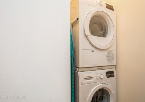 111 Chestnut St, Chicago IL  60610-2016 exterior