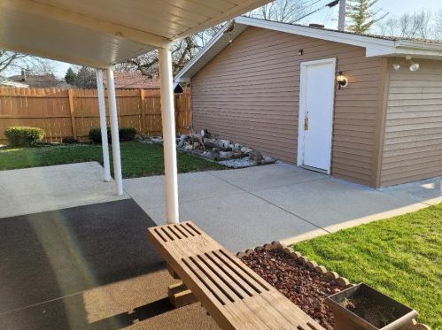 5829 Honey Crk Dr, Milwaukee WI 53221-4017 exterior