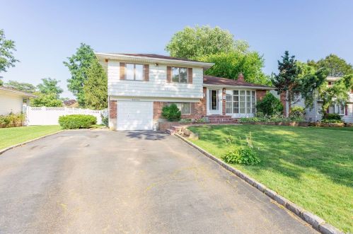 27 Pawnee Dr, Commack NY 11725-4211 exterior