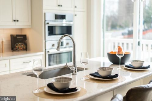 10260 Grosvenor Pl, Rockville MD 20852 exterior