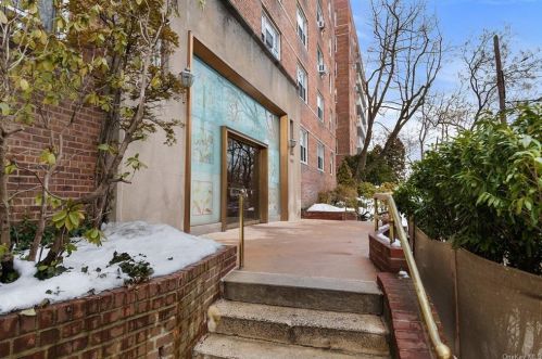 5601 Riverdale Ave, Bronx NY  10471-2119 exterior