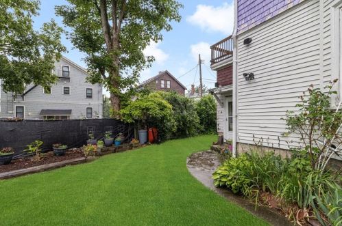 13 Brinley St, Middletown RI 02840-3252 exterior