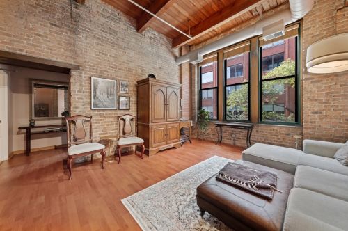 331 Peoria St, Chicago, IL 60607-3509