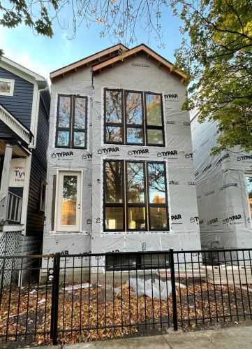 2936 Leavitt St, Chicago, IL 60618-8115