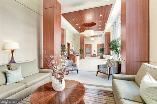 2050 Jamieson Ave, Alexandria VA 22314-6824 exterior